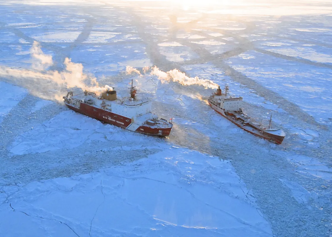 Healy escorting Renda through sea ice