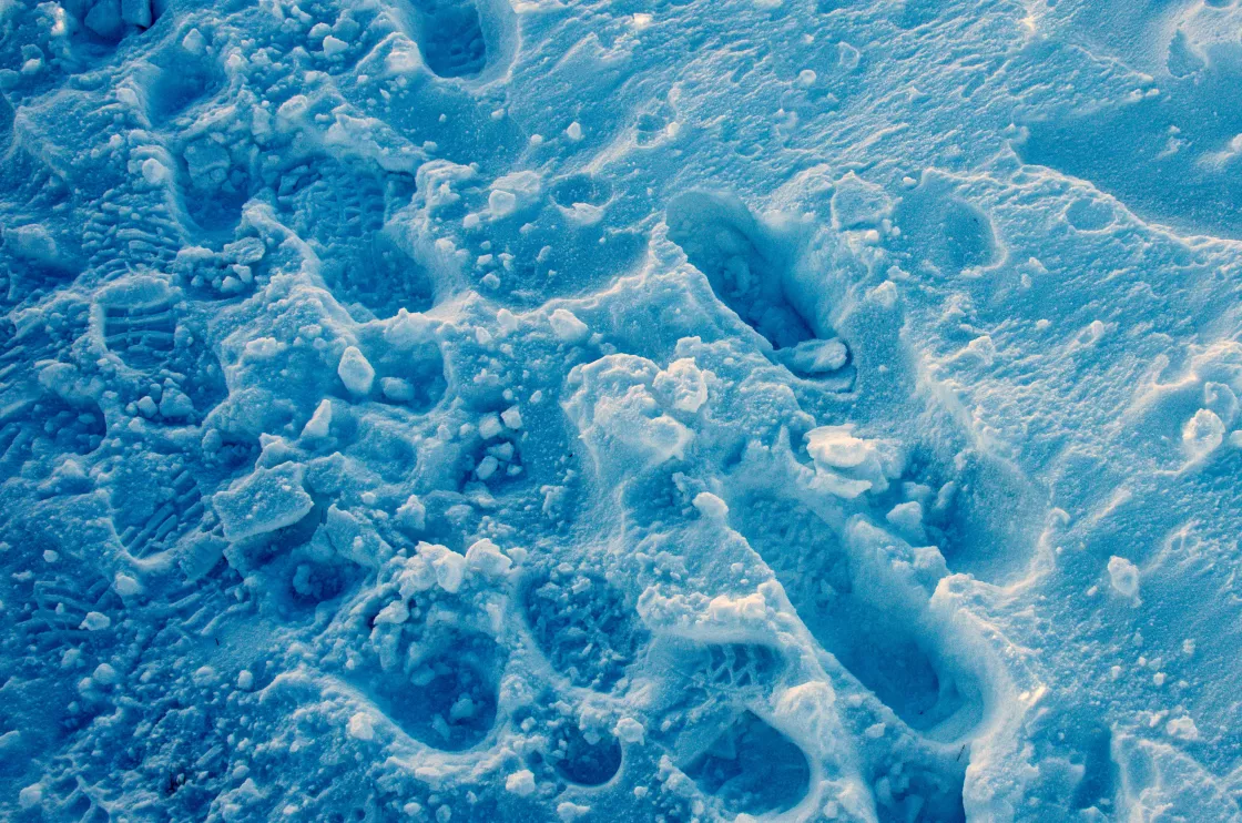 footsteps in deep snow appear blue