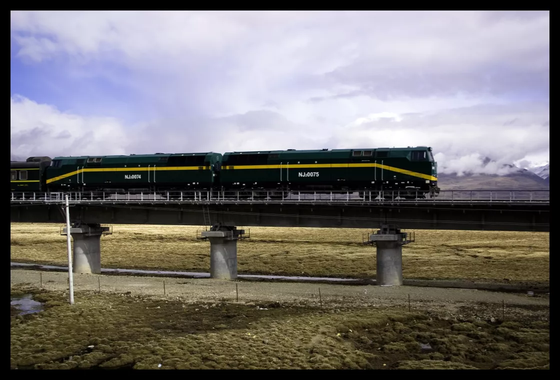 Picture of train on bridge on Qinghai-Tibet Railway