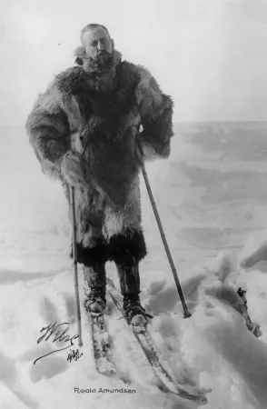 Roald Amundsen on skies